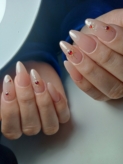 Uñas  SoftGel en forma Almendra con un acabado Brillante y efecto de Brillo