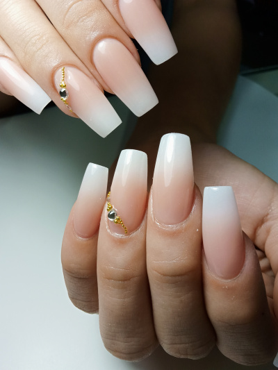 Uñas  Esculturales en forma Coffin con un acabado Brillante y efecto de Degradado